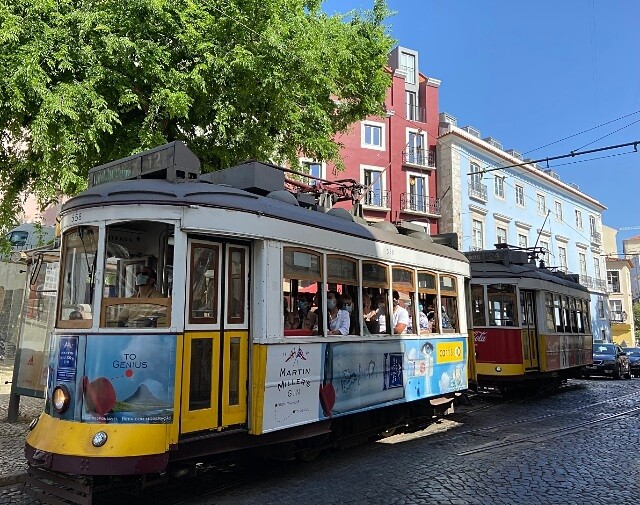 Trauung im Ausland | Alte Straßenbahn in Lissabon