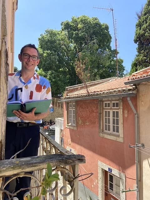 Trauung im Ausland | Redner auf einem Balkon