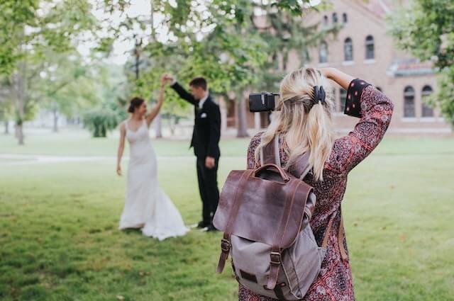 Hochzeitsfotograf schiesst Bilder vom Hochzeitspaar