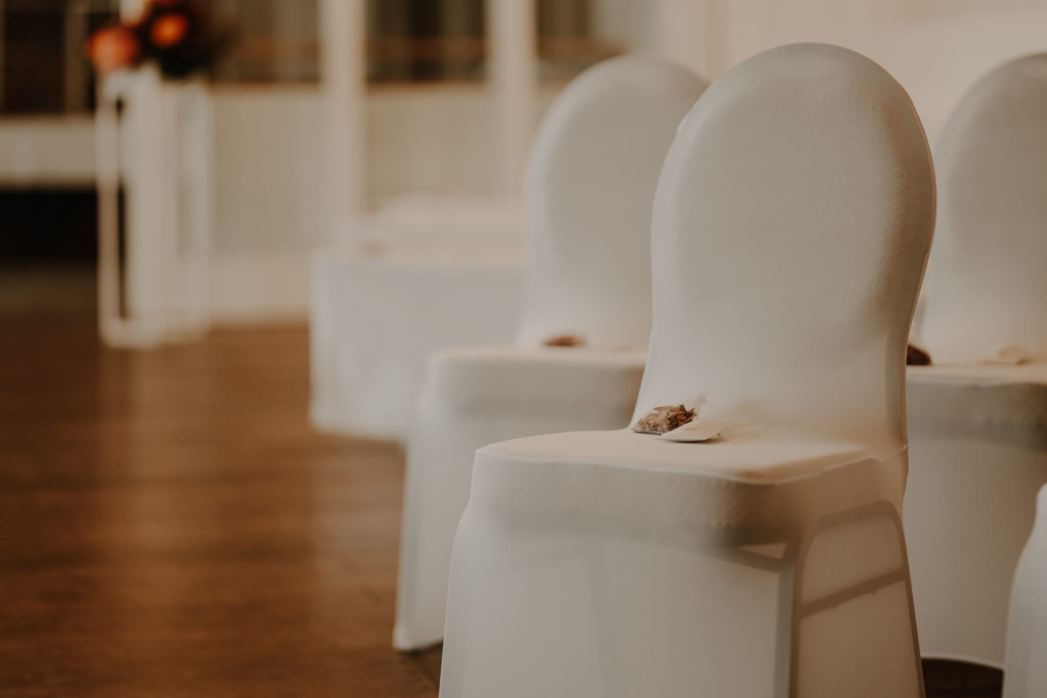 Blogbeitrag | Leere Stühle vom Hochzeitspaar