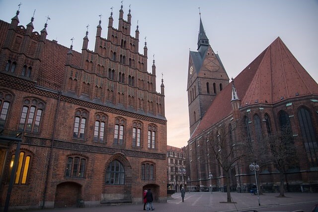 Trauerredner | Blick auf eine historische Kirche in Göttingen