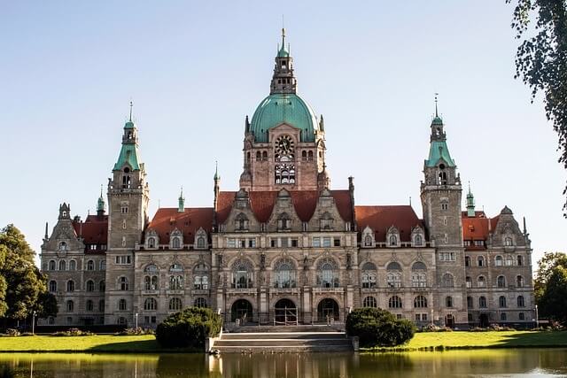 Blick auf das neue Rathaus in Hannover
