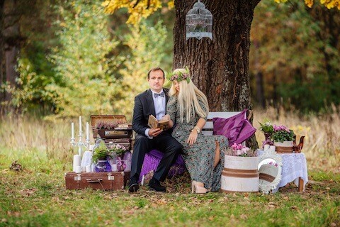 Eine Hochzeit im Wald transportiert eine magische Stimmung