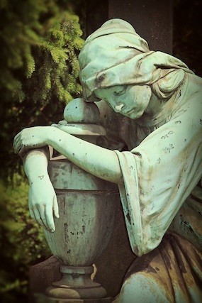 Trauerredner | Statue mit einer Urne