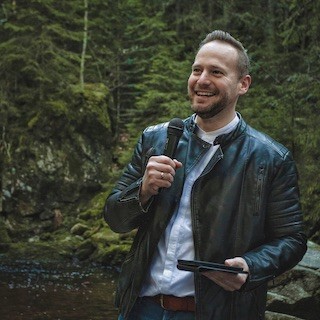 Tobias Broeck ist spezialisiert auf Waldhochzeiten
