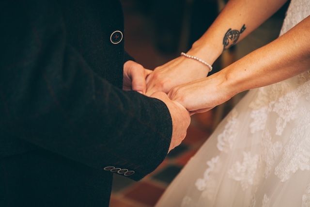 Brautpaar gibt sich die Hände