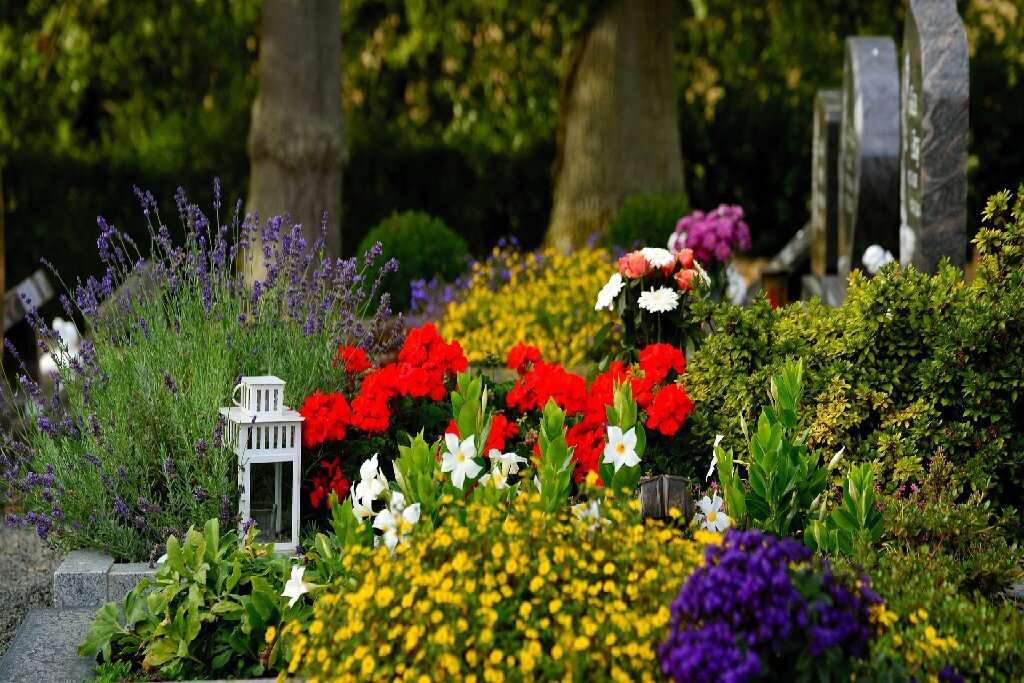 Nachhaltige Bestattung 02 Blumen auf Friedhof 1