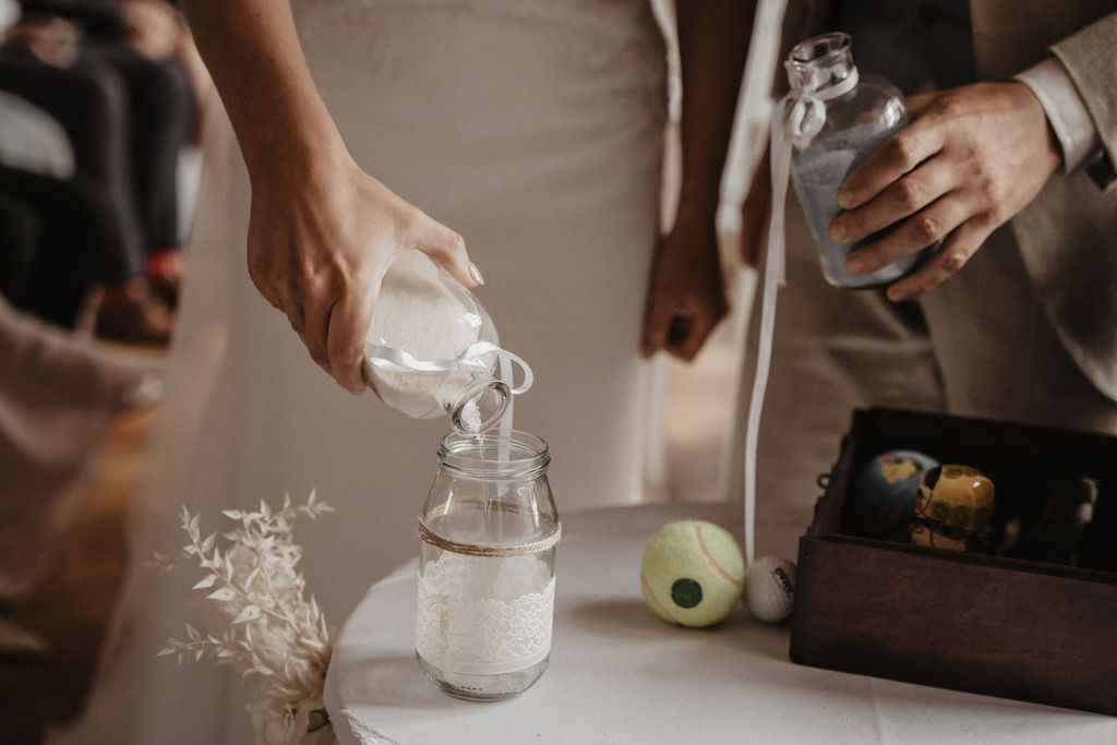 Braut füllt Salz in ein Glas
