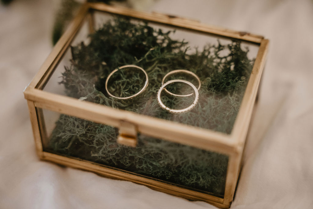 Gold-Ringe in einer kleinen dekorierten Schachtel