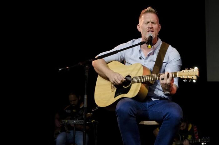 Mann spielt Gitarre und singt auf einer freien Trauung.