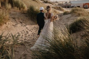 Trauredner Rostock | Hochzeitspaar zwischen den Dünen