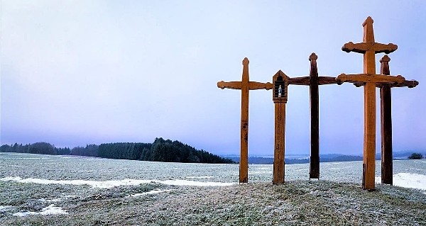 Grabkreuze auf einem Berg