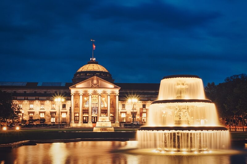 Trauredner Wiesbaden | Kurhaus Wiesbaden bei Nacht