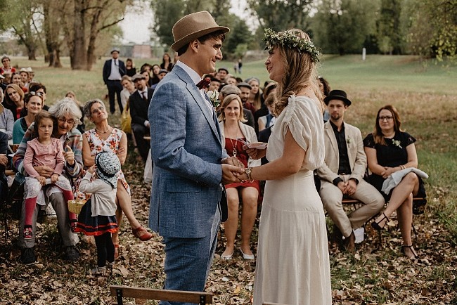 Hochzeitspaar beim Ja-Wort draußen im Herbst