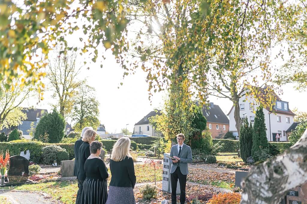 Trauerredner | Freier Redner spricht am Friedhof zu den Gästen