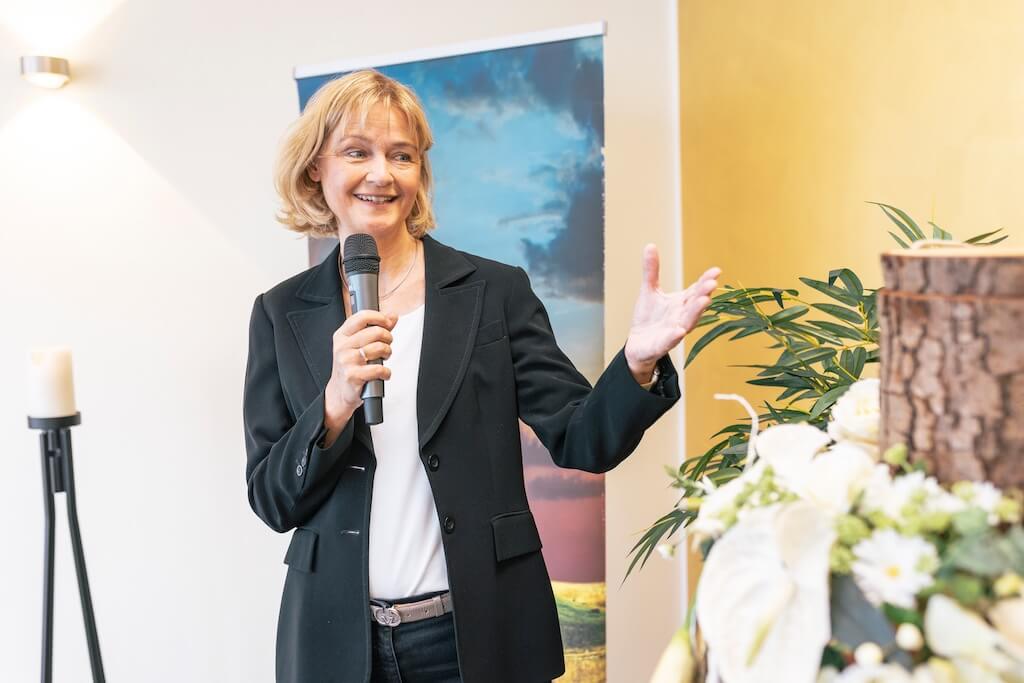 Trauerredner | Freie Rednerin redet zu den Gästen