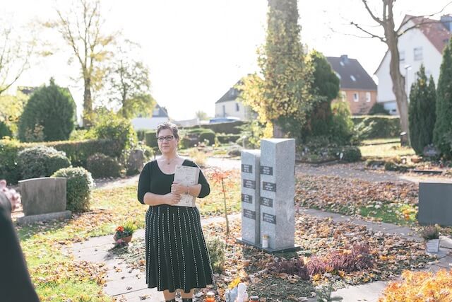 Trauerredner Frankfurt | Eine Trauerrednerin begleitet die Trauergäste zum Grab