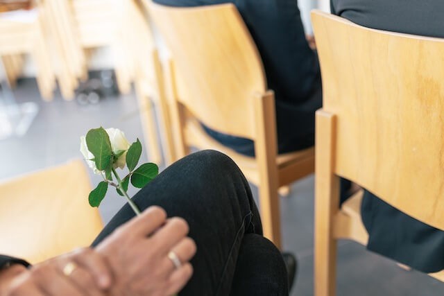 Trauerredner | Hochzeitsgast mit Blume in der Hand