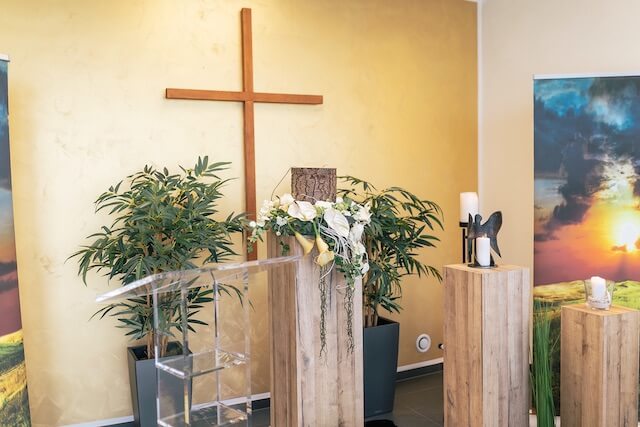 Trauerfeier Leizpig | Blick auf eine Urne vor einem Kreuz
