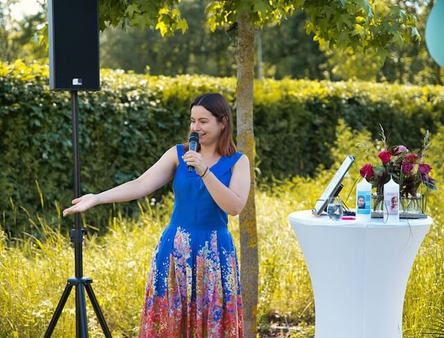 Kinderwillkommensfest Rostock | Die Begrüßungszeremonie 2 Freie Rednerin Anika auf einem Kinderwillkommensfest