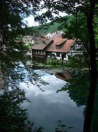 Blick auf ein Haus am See
