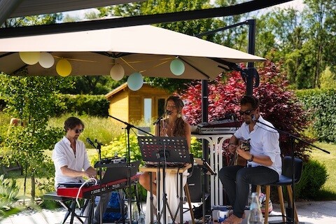 Eine Liveband spielt in freien auf einer Zeremonie