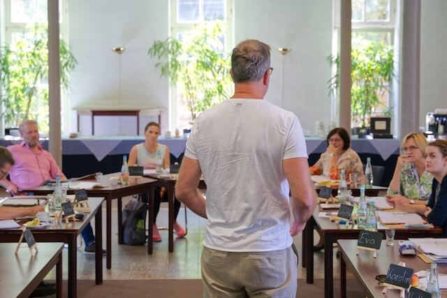 Freie Redner bildet Rednerinnen und Redner für Freie Trauungen, Kinderwillkommensfeste und Trauerfeiern aus.