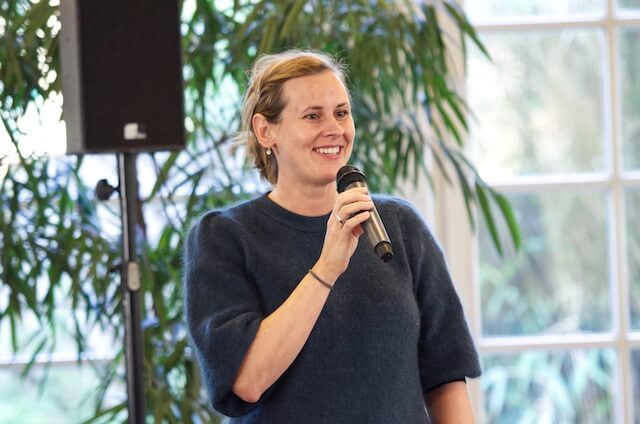 Kinderwillkommensfest Bonn - Die Begrüßungszeremonie 2 Angerhende Rednerin