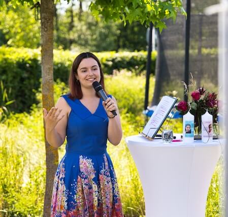 Kinderwillkommensfest Dresden | Die Begrüßungszeremonie 2 Freie Rednerin Anika spricht bei einem Kinderwillkommensfest