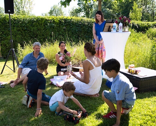 Kinderwillkommensfest Nürnberg | Die Begrüßungszeremonie 2 Freier Rednerin Anika mit der Familie im Garten