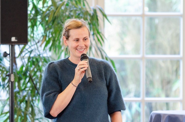 Teilnehmerin der Ausbildung hält ihre ersten Rede