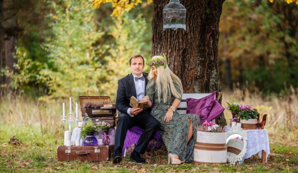 Die Waldhochzeit: Hochzeitspaar sitzt unter einem Baum