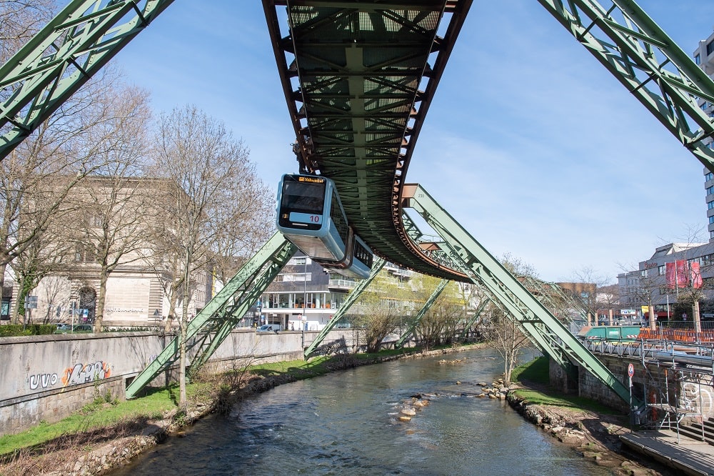 Trauredner NRW - Trauredner aus Nordrhein-Westfalen 2 Trauredner NRW - in Wuppertal mit Blick auf die Magnetschwebebahn