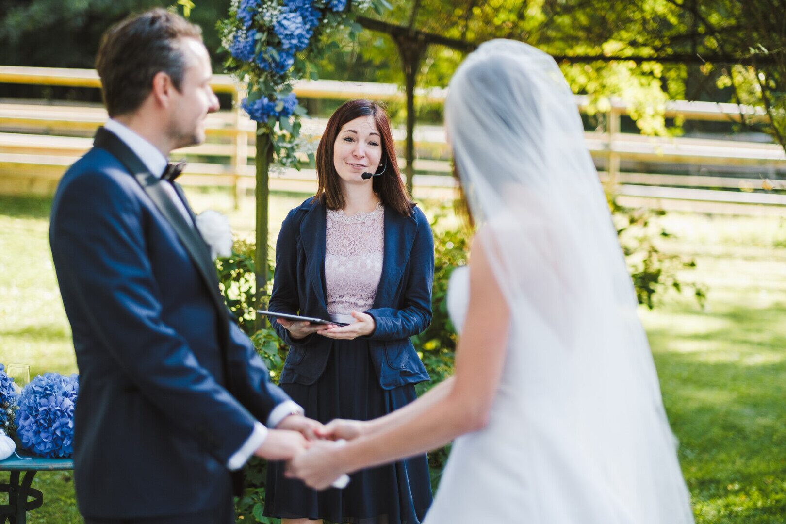 Trauredner Dortmund / Freie Trauung Dortmund 1 Hochzeitspaar und Freie Rednerin Carina