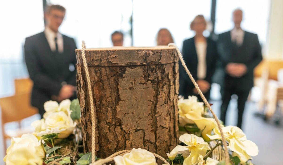 Nachhaltige Bestattung: Urne aus einem Baumstamm