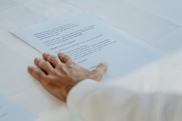 Fabian hält eine Freie Trauung vor dem Brautpaar