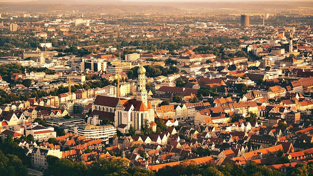 Trauredner Augsburg - hier die besten Redner finden 1 Mit einem Trauredner aus Augsburg eine wundervolle Freie Trauung feiern.