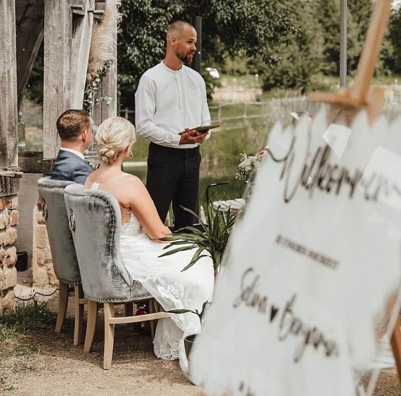 Vorteile einer Freien Trauung | Trauredner beim Hochzeitspaar