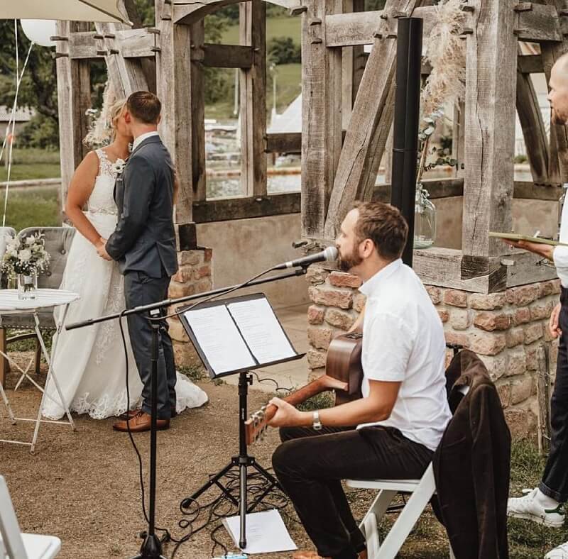 Vorteile einer Freien Trauung | Musiker singt für das Hochzeitspaar