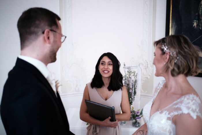 Yesim als Traurednerin vor dem Hochzeitspaar im Schloss Engers