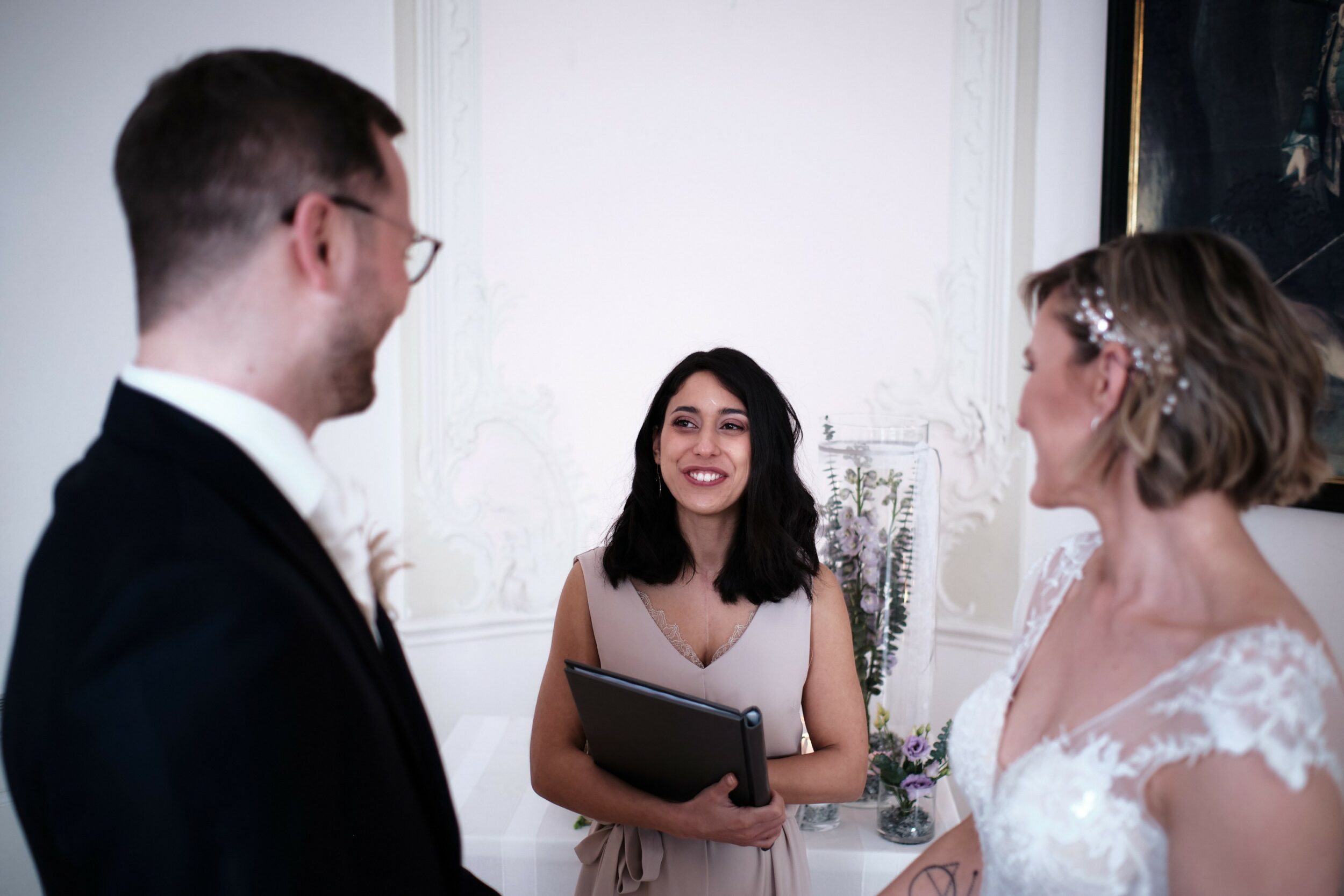 Yesim als Traurednerin vor dem Hochzeitspaar im Schloss Engers