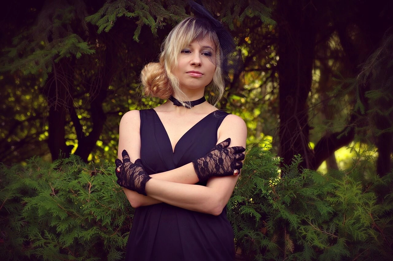 Trauerfeier - Frau im schwarzen Kleid
