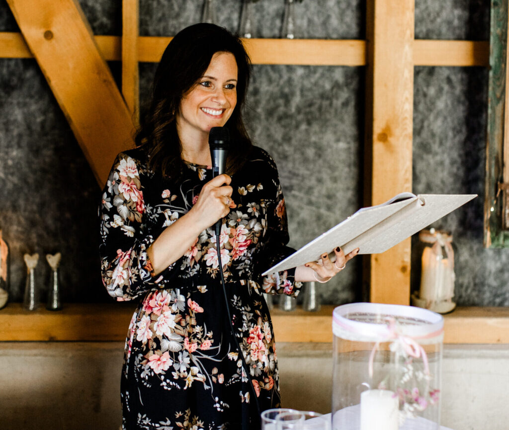 Traurednerin Anita Hinterseer hält eine Traurede