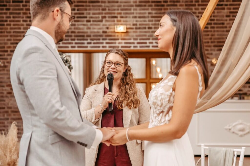 Traurednerin Steffi Beerbom mit dem Hochzeitspaar beim Ja - Wort