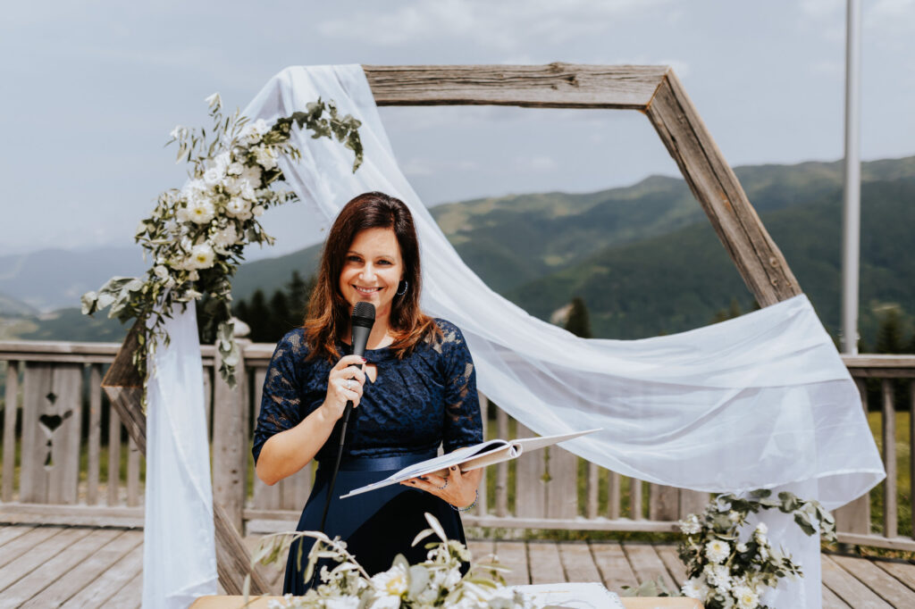 Freie Rednerin Anita Hinterseer begleitet eine Freie Trauung