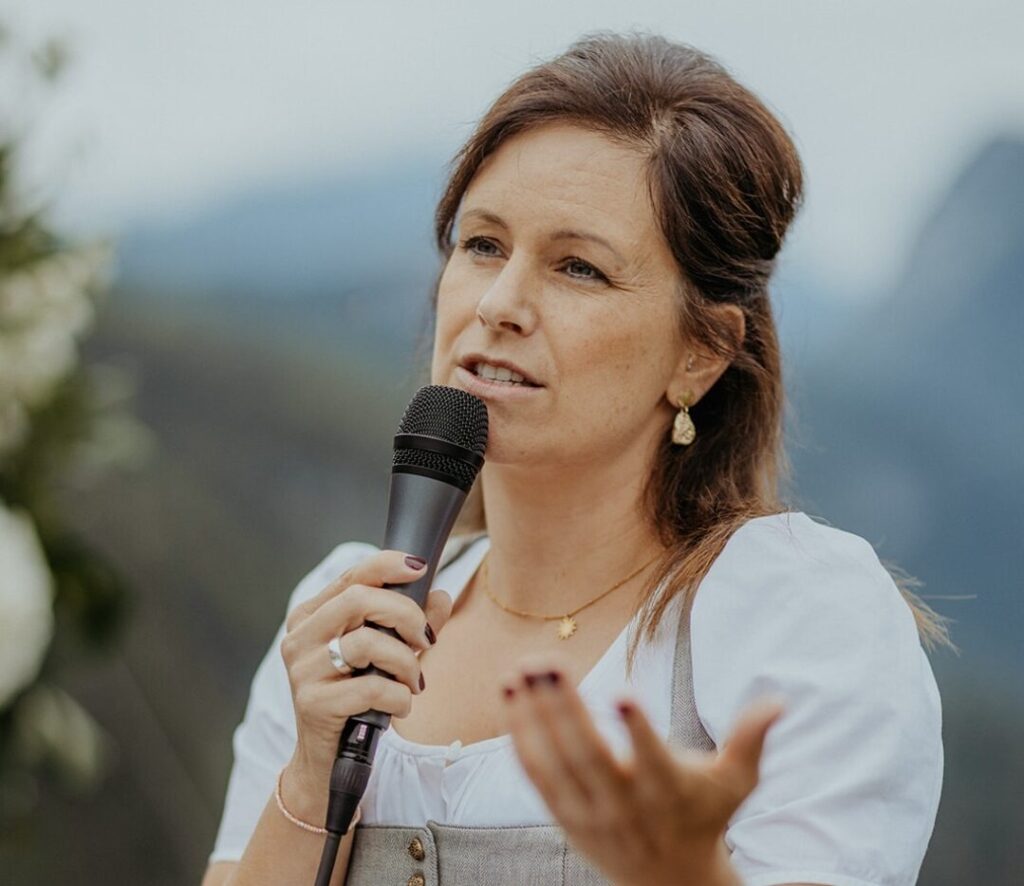 Traurednerin Anita Hinterseer führt eine Trauung durch