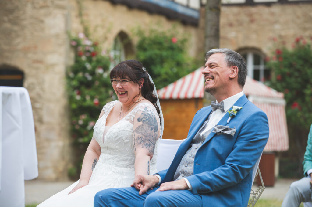 lachendes Hochzeitspaar auf einer Freien Trauung mit Steffi Beerbom