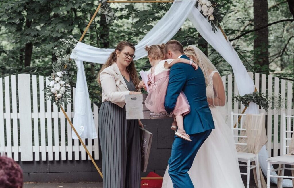 Steffi Beerbom führt eine Symbolische Handlung mit dem Brautpaar durch