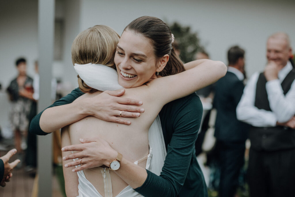 Freie Rednerin Dorothee Bliem umarmt die Braut