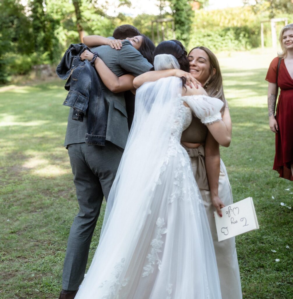 Traurednerin Jasmin Faour gratuliert ihrem Hochzeitspaar